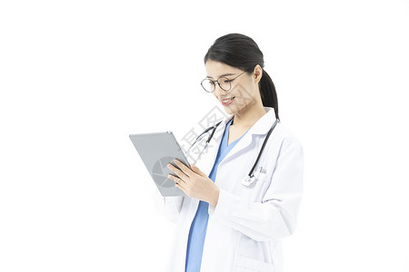 女性医生拿着平板电脑背景图片