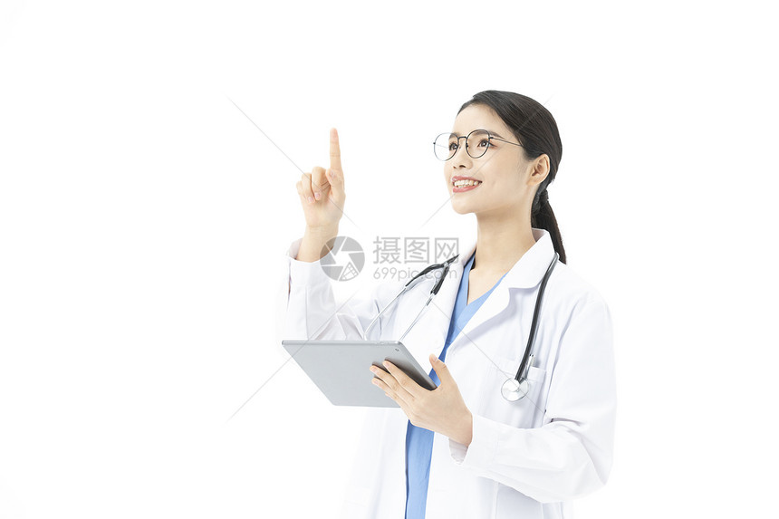 女性医生拿着平板电脑图片