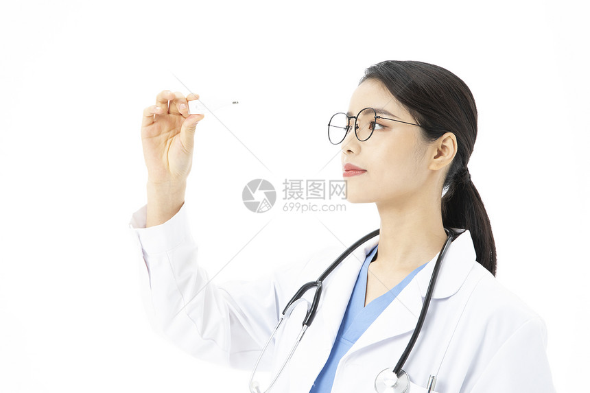 女性医生拿着电子体温计观察图片