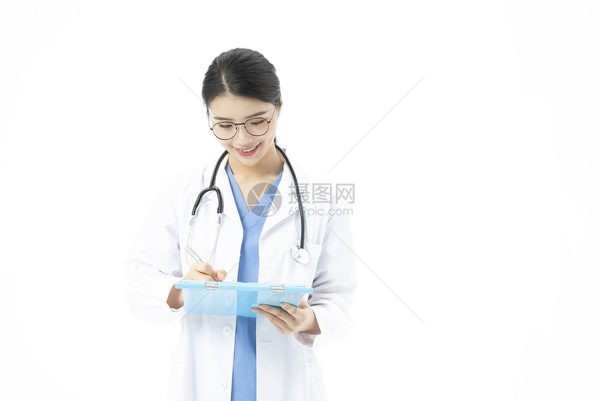 女性医生拿着文件夹记录病例图片
