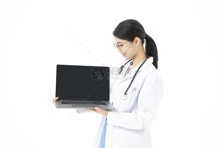 女性医生拿着笔记本电脑图片