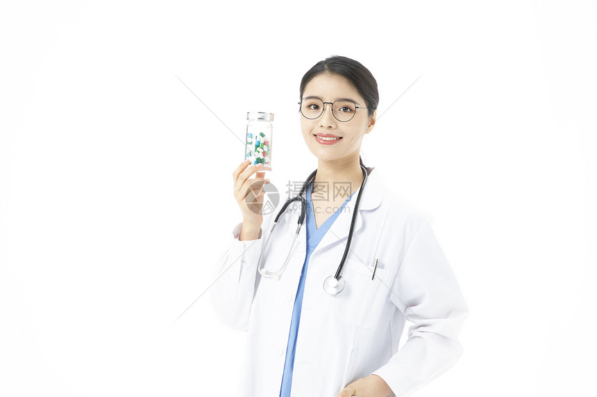 女性医生拿着药品胶囊图片