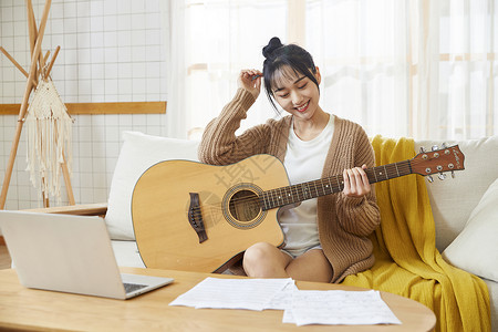 年轻女士在家谱曲背景