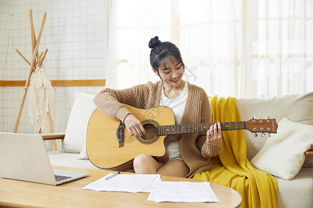 中国音乐文艺美女在家弹吉他背景