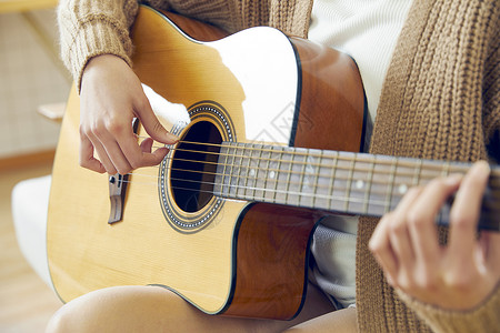 拿吉他女孩文艺美女在家弹吉他背景