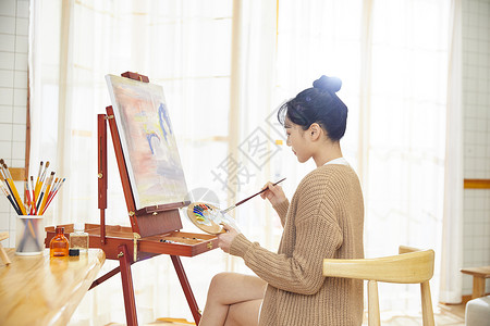 文艺美女在家画油画背景图片