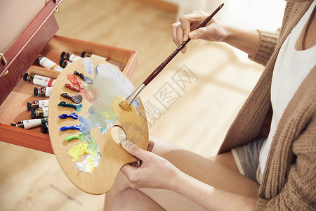 木质油画调色板年轻美女在家绘画调色背景