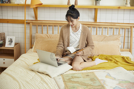 年轻女性用笔记本电脑搜索旅行相关休息高清图片