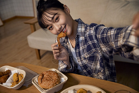 居家女性夜晚在家吃夜宵自拍高清图片