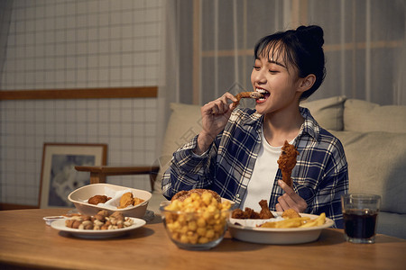 女人吃东西年轻居家女性在家吃外卖背景