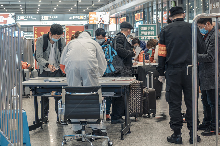 【媒体用图】2020.2.27上海虹桥火车站体温检测图片