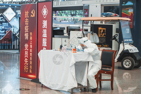 2只【媒体用图】2020.2.27上海火车站体温检测服务点背景