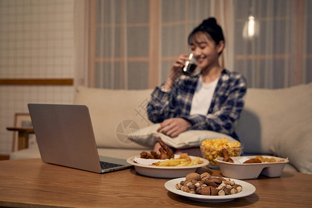 吃汉堡的女人居家女性吃夜宵背景