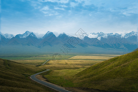 新疆雪山高山草原公路美景高清图片