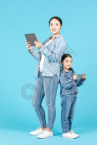 亲子课程推广海报母女拿平板电脑学习背景