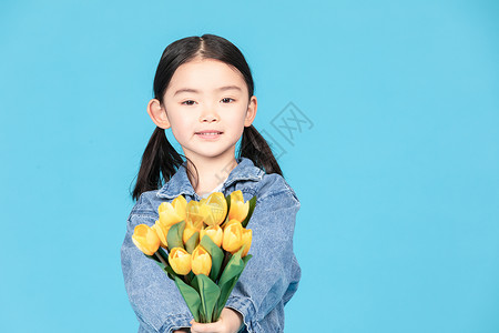 花朵上小女孩小女孩手捧郁金香花朵背景
