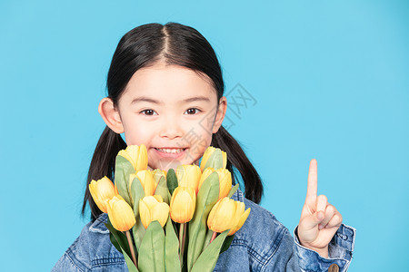 中国花朵小女孩手捧郁金香花朵背景