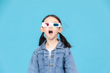 3d小孩素材小女孩戴3D眼镜看电影背景