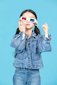 电影眼睛素材小女孩戴3D眼镜看电影背景