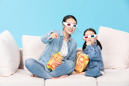 亲子电影母女宅家看3D电影吃爆米花背景