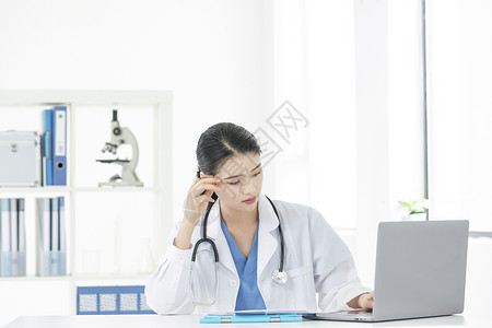 女性医生办公室工作疲惫背景图片