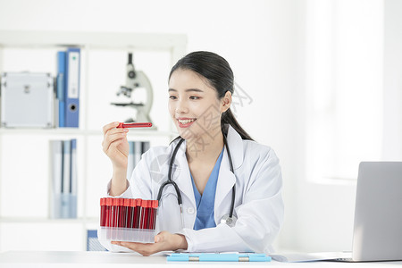 女性医生办公室工作观察试剂血液图片