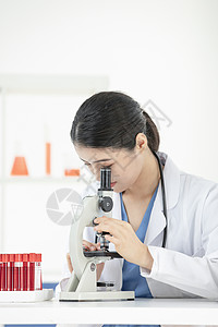 女性医生显微镜观察血液试剂图片