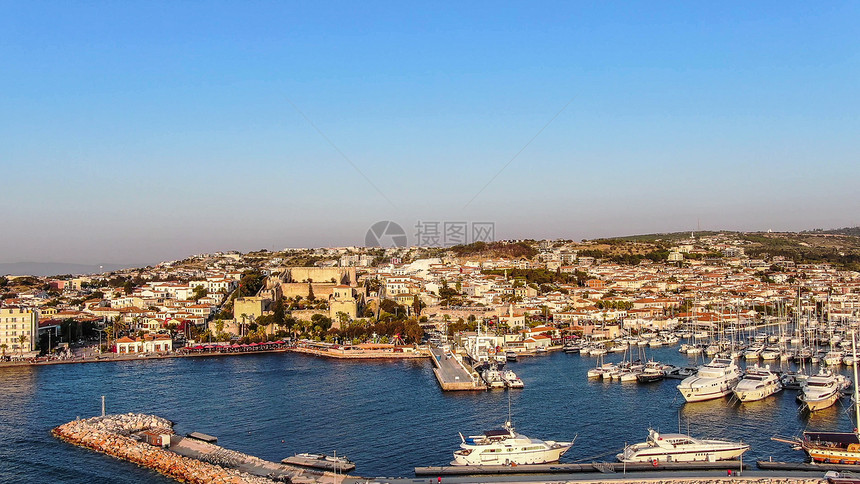 航拍土耳其爱琴海海滨旅游城市切什梅图片
