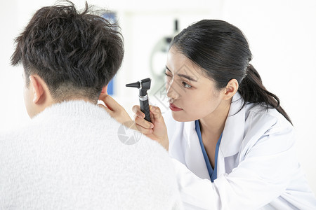 女性医生观察病人耳道图片