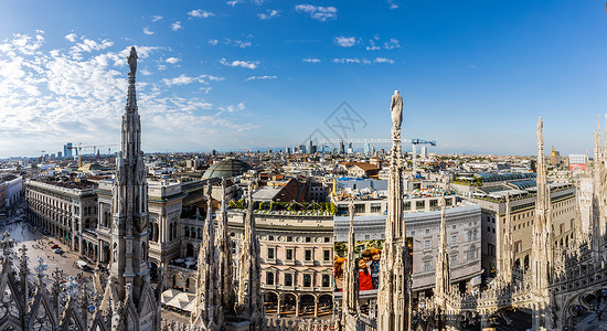 米兰大教堂塔顶俯瞰米兰城市天际线高清图片