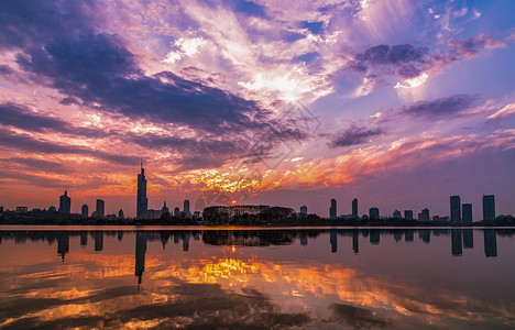 南京夕阳下的玄武湖和紫峰大厦图片