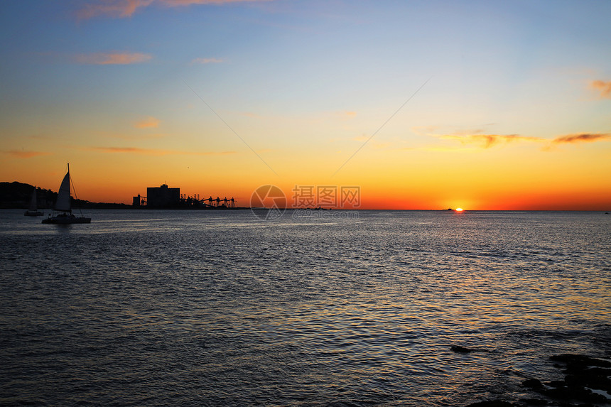 斯本大西洋落日与帆船图片