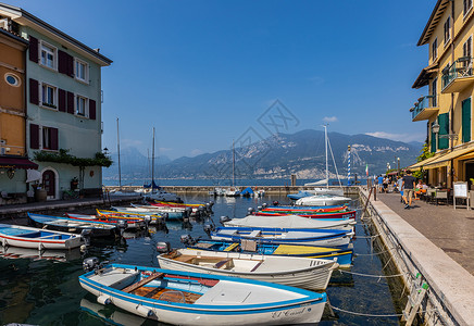 意大利北部加尔达湖小镇锡尔苗内风光高清图片