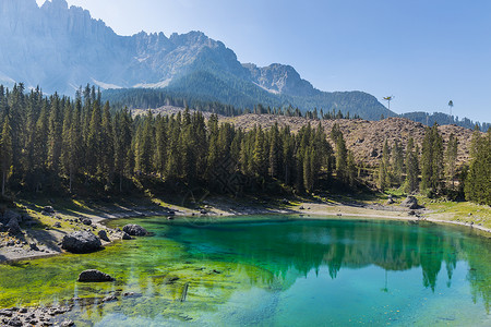 卡塞雷斯阿尔卑斯山区高山湖泊卡雷扎湖背景