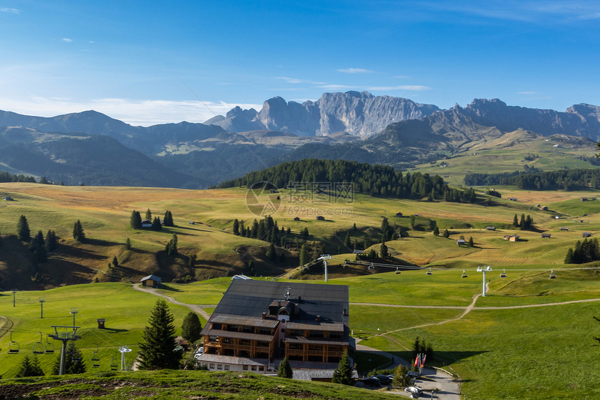 阿尔卑斯山区山谷里的度假酒店图片