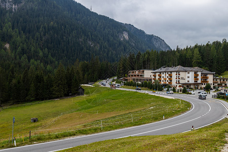 意大利高速公路公司意大利阿尔卑斯山区乡村公路背景