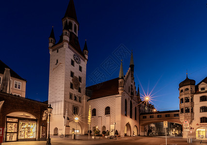 慕尼黑老城天主教堂夜景高清图片