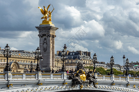 巴黎塞纳河上的亚历山大三世大桥高清图片