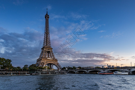 塞纳河风光日落下的巴黎埃菲尔铁塔背景