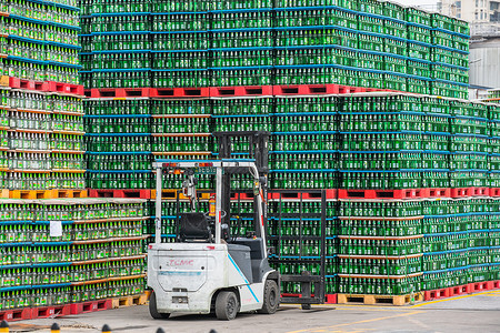 酒生产啤酒厂运输的叉车背景