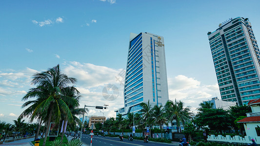 蓝天下的越南岘港海边地标街景图片