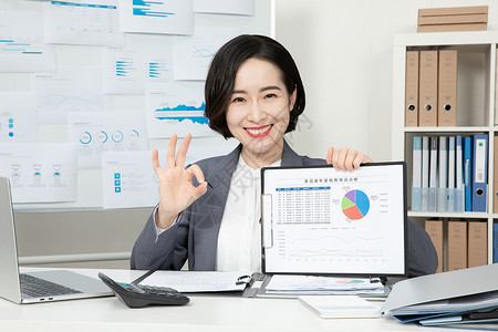 电脑屏幕图标商务女性复盘业绩报表背景