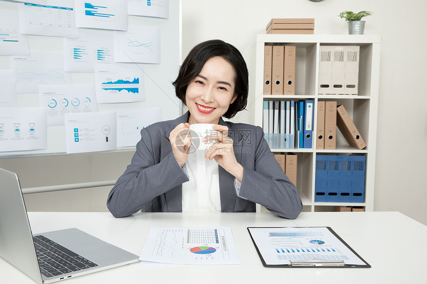 商务女性办公喝咖啡图片