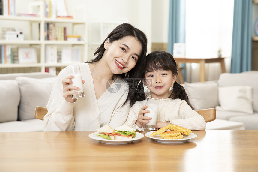 居家母女一起吃早餐图片