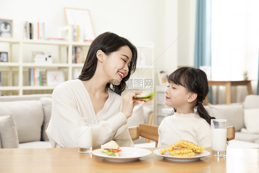 居家母女一起吃早餐图片