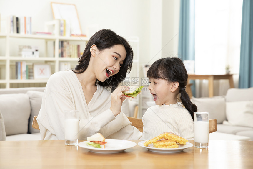 居家母女一起吃早餐图片