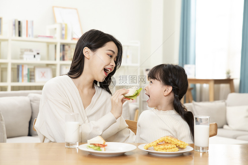 居家母女一起吃早餐图片