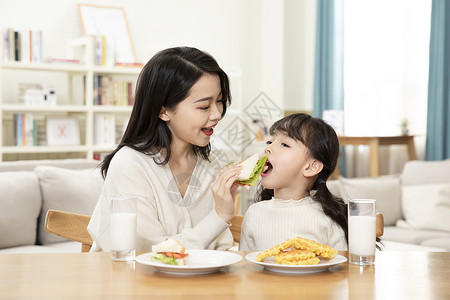 居家母女一起吃早餐图片