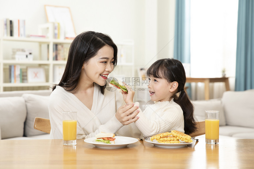 居家母女一起吃早餐图片