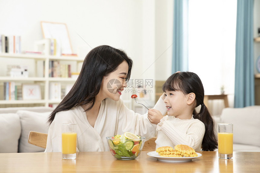 居家母女一起吃沙拉图片